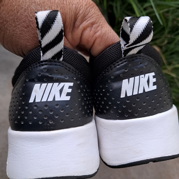 NIKE AIR MAX THEA SNEAKERS KIDS SIZE 5Y BLACK/WHITE - Picture 4 of 9